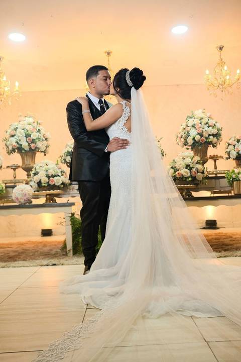 As melhores ideias e inspirações criativas de fotos de casamento registradas por fotógrafos profissionais de eventos da empresa Criativus Foto e Vídeo no Espaço Mariana Rui Barbosa: Fotos protocolares dos noivos na mesa do bolo'