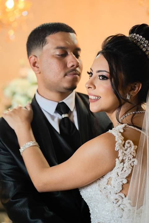 As melhores ideias e inspirações criativas de fotos de casamento registradas por fotógrafos profissionais de eventos da empresa Criativus Foto e Vídeo no Espaço Mariana Rui Barbosa: Fotos protocolares dos noivos na mesa do bolo'