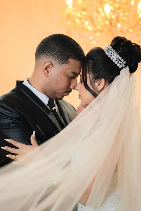 As melhores ideias e inspirações criativas de fotos de casamento registradas por fotógrafos profissionais de eventos da empresa Criativus Foto e Vídeo no Espaço Mariana Rui Barbosa: Lindas fotos dos noivos, usando o véu da noiva'