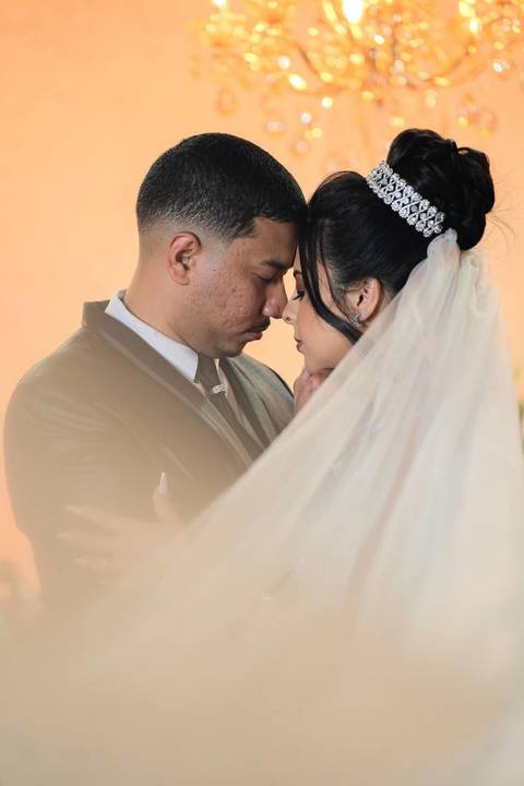 As melhores ideias e inspirações criativas de fotos de casamento registradas por fotógrafos profissionais de eventos da empresa Criativus Foto e Vídeo no Espaço Mariana Rui Barbosa: Lindas fotos dos noivos, usando o véu da noiva'