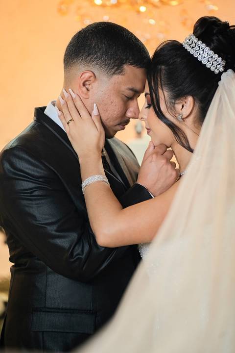 As melhores ideias e inspirações criativas de fotos de casamento registradas por fotógrafos profissionais de eventos da empresa Criativus Foto e Vídeo no Espaço Mariana Rui Barbosa: Lindas fotos dos noivos, usando o véu da noiva'