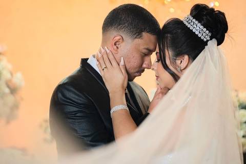 As melhores ideias e inspirações criativas de fotos de casamento registradas por fotógrafos profissionais de eventos da empresa Criativus Foto e Vídeo no Espaço Mariana Rui Barbosa: Lindas fotos dos noivos, usando o véu da noiva'