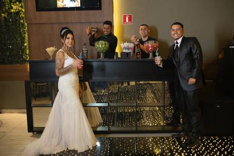 As melhores ideias e inspirações criativas de fotos de casamento registradas por fotógrafos profissionais de eventos da empresa Criativus Foto e Vídeo no Espaço Mariana Rui Barbosa: Fotos dos noivos na festa'