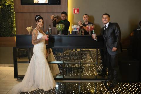 As melhores ideias e inspirações criativas de fotos de casamento registradas por fotógrafos profissionais de eventos da empresa Criativus Foto e Vídeo no Espaço Mariana Rui Barbosa: Fotos dos noivos na festa'