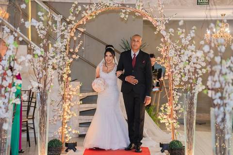 As melhores ideias e inspirações criativas de fotos de casamento registradas por fotógrafos profissionais de eventos da empresa Criativus Foto e Vídeo no Espaço Mariana Rui Barbosa: Fotos da entrada da noiva na cerimônia'