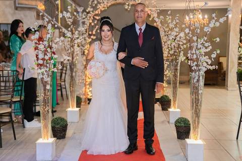 As melhores ideias e inspirações criativas de fotos de casamento registradas por fotógrafos profissionais de eventos da empresa Criativus Foto e Vídeo no Espaço Mariana Rui Barbosa: Fotos da entrada da noiva na cerimônia'