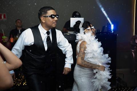 As melhores ideias e inspirações criativas de fotos de casamento registradas por fotógrafos profissionais de eventos da empresa Criativus Foto e Vídeo no Espaço Mariana Rui Barbosa: Fotos dos noivos na festa'