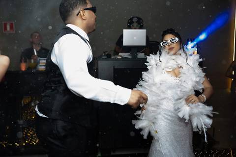 As melhores ideias e inspirações criativas de fotos de casamento registradas por fotógrafos profissionais de eventos da empresa Criativus Foto e Vídeo no Espaço Mariana Rui Barbosa: Fotos dos noivos na festa'