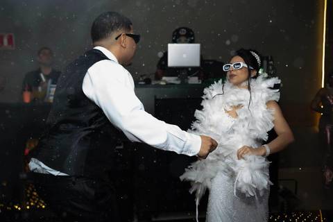 As melhores ideias e inspirações criativas de fotos de casamento registradas por fotógrafos profissionais de eventos da empresa Criativus Foto e Vídeo no Espaço Mariana Rui Barbosa: Fotos dos noivos na festa'