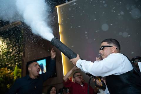 As melhores ideias e inspirações criativas de fotos de casamento registradas por fotógrafos profissionais de eventos da empresa Criativus Foto e Vídeo no Espaço Mariana Rui Barbosa: Fotos dos noivos na festa'