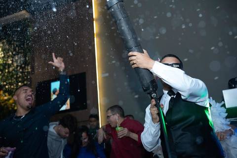 As melhores ideias e inspirações criativas de fotos de casamento registradas por fotógrafos profissionais de eventos da empresa Criativus Foto e Vídeo no Espaço Mariana Rui Barbosa: Fotos dos noivos na festa'