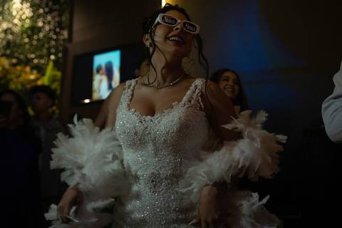 As melhores ideias e inspirações criativas de fotos de casamento registradas por fotógrafos profissionais de eventos da empresa Criativus Foto e Vídeo no Espaço Mariana Rui Barbosa: Fotos dos noivos na festa'