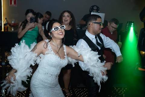As melhores ideias e inspirações criativas de fotos de casamento registradas por fotógrafos profissionais de eventos da empresa Criativus Foto e Vídeo no Espaço Mariana Rui Barbosa: Fotos dos noivos na festa'