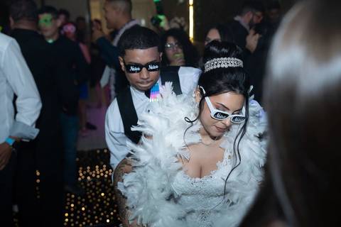 As melhores ideias e inspirações criativas de fotos de casamento registradas por fotógrafos profissionais de eventos da empresa Criativus Foto e Vídeo no Espaço Mariana Rui Barbosa: Fotos dos noivos na festa'