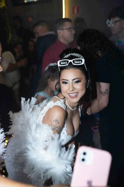 As melhores ideias e inspirações criativas de fotos de casamento registradas por fotógrafos profissionais de eventos da empresa Criativus Foto e Vídeo no Espaço Mariana Rui Barbosa: Fotos dos noivos na festa'