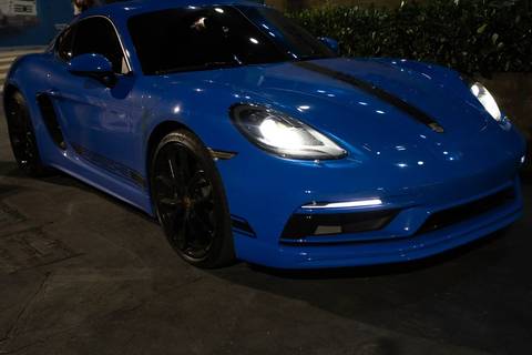 As melhores ideias e inspirações criativas de fotos de casamento registradas por fotógrafos profissionais de eventos da empresa Criativus Foto e Vídeo no Espaço Mariana Rui Barbosa: Fotos da noiva no carro'