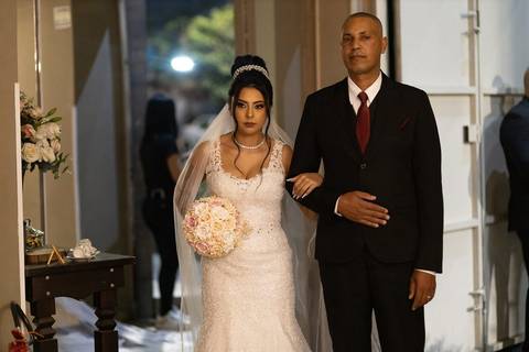 As melhores ideias e inspirações criativas de fotos de casamento registradas por fotógrafos profissionais de eventos da empresa Criativus Foto e Vídeo no Espaço Mariana Rui Barbosa: Fotos da entrada da noiva na cerimônia'