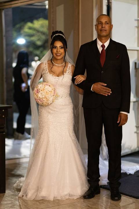 As melhores ideias e inspirações criativas de fotos de casamento registradas por fotógrafos profissionais de eventos da empresa Criativus Foto e Vídeo no Espaço Mariana Rui Barbosa: Fotos da entrada da noiva na cerimônia'