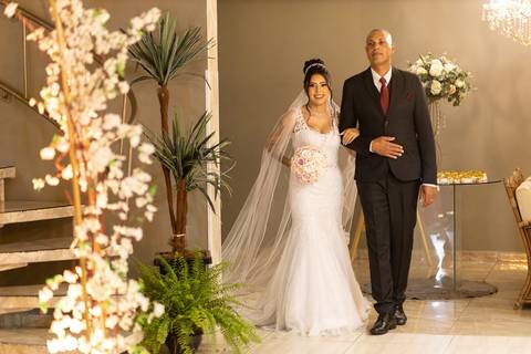 As melhores ideias e inspirações criativas de fotos de casamento registradas por fotógrafos profissionais de eventos da empresa Criativus Foto e Vídeo no Espaço Mariana Rui Barbosa: Fotos da entrada da noiva na cerimônia'