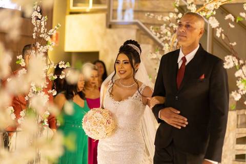 As melhores ideias e inspirações criativas de fotos de casamento registradas por fotógrafos profissionais de eventos da empresa Criativus Foto e Vídeo no Espaço Mariana Rui Barbosa: Fotos da entrada da noiva na cerimônia'