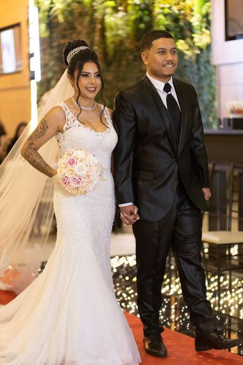 As melhores ideias e inspirações criativas de fotos de casamento registradas por fotógrafos profissionais de eventos da empresa Criativus Foto e Vídeo no Espaço Mariana Rui Barbosa: Fotos da entrada da noiva na cerimônia'