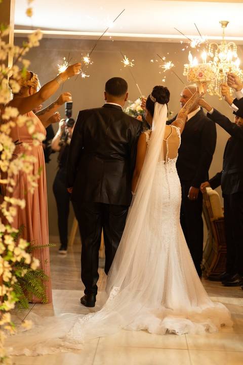 As melhores ideias e inspirações criativas de fotos de casamento registradas por fotógrafos profissionais de eventos da empresa Criativus Foto e Vídeo no Espaço Mariana Rui Barbosa: Fotos dos noivos saindo da cerimônia'