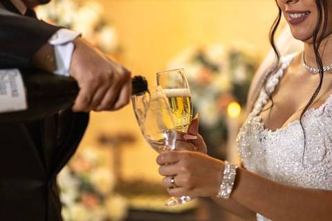 As melhores ideias e inspirações criativas de fotos de casamento registradas por fotógrafos profissionais de eventos da empresa Criativus Foto e Vídeo no Espaço Mariana Rui Barbosa: Fotos do brinde dos noivos'