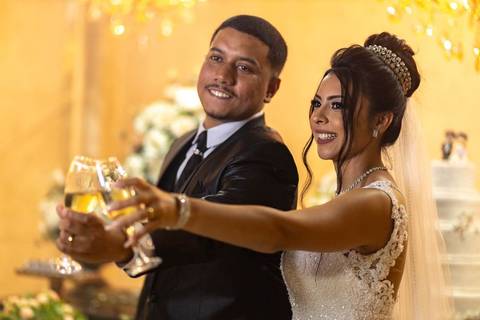 As melhores ideias e inspirações criativas de fotos de casamento registradas por fotógrafos profissionais de eventos da empresa Criativus Foto e Vídeo no Espaço Mariana Rui Barbosa: Fotos do brinde dos noivos'