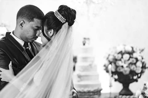 As melhores ideias e inspirações criativas de fotos de casamento registradas por fotógrafos profissionais de eventos da empresa Criativus Foto e Vídeo no Espaço Mariana Rui Barbosa: Lindas fotos dos noivos, usando o véu da noiva'