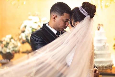 As melhores ideias e inspirações criativas de fotos de casamento registradas por fotógrafos profissionais de eventos da empresa Criativus Foto e Vídeo no Espaço Mariana Rui Barbosa: Lindas fotos dos noivos, usando o véu da noiva'