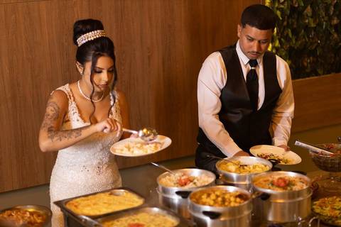 As melhores ideias e inspirações criativas de fotos de casamento registradas por fotógrafos profissionais de eventos da empresa Criativus Foto e Vídeo no Espaço Mariana Rui Barbosa: Fotos dos noivos na recepção'