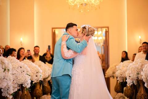 As melhores ideias e inspirações criativas de fotos de casamento registradas por fotógrafos profissionais de eventos da empresa Criativus Foto e Vídeo no Espaço Buffet Montello: Fotos dos noivos saindo da cerimônia'