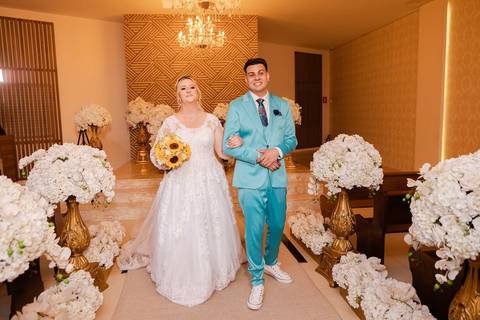 As melhores ideias e inspirações criativas de fotos de casamento registradas por fotógrafos profissionais de eventos da empresa Criativus Foto e Vídeo no Espaço Buffet Montello: Fotos dos noivos saindo da cerimônia'