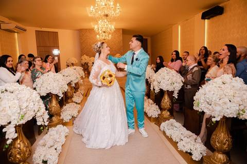 As melhores ideias e inspirações criativas de fotos de casamento registradas por fotógrafos profissionais de eventos da empresa Criativus Foto e Vídeo no Espaço Buffet Montello: Fotos dos noivos saindo da cerimônia'