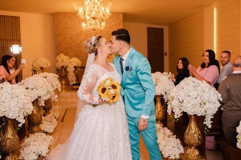 As melhores ideias e inspirações criativas de fotos de casamento registradas por fotógrafos profissionais de eventos da empresa Criativus Foto e Vídeo no Espaço Buffet Montello: Fotos dos noivos saindo da cerimônia'