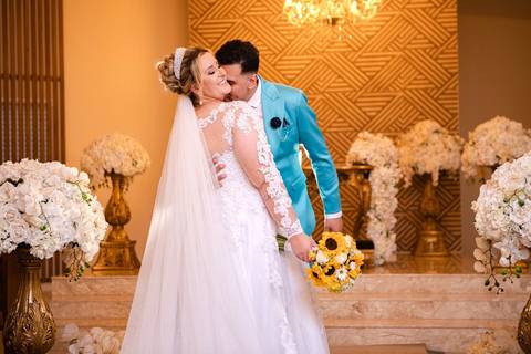 As melhores ideias e inspirações criativas de fotos de casamento registradas por fotógrafos profissionais de eventos da empresa Criativus Foto e Vídeo no Espaço Buffet Montello: Fotos protocolares dos noivos na cerimônia '