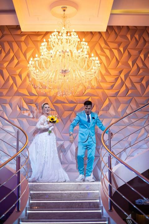 As melhores ideias e inspirações criativas de fotos de casamento registradas por fotógrafos profissionais de eventos da empresa Criativus Foto e Vídeo no Espaço Buffet Montello: Fotos da entrada dos noivos na festa'