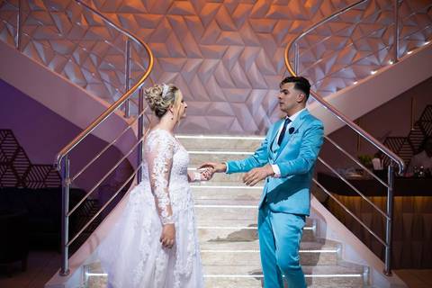 As melhores ideias e inspirações criativas de fotos de casamento registradas por fotógrafos profissionais de eventos da empresa Criativus Foto e Vídeo no Espaço Buffet Montello: Fotos dos noivos na festa'