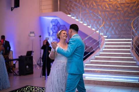 As melhores ideias e inspirações criativas de fotos de casamento registradas por fotógrafos profissionais de eventos da empresa Criativus Foto e Vídeo no Espaço Buffet Montello: Fotos da entrada dos noivos na festaAs melhores ideias e inspirações criativa'