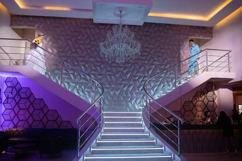 As melhores ideias e inspirações criativas de fotos de casamento registradas por fotógrafos profissionais de eventos da empresa Criativus Foto e Vídeo no Espaço Buffet Montello: Fotos da entrada dos noivos na festa'