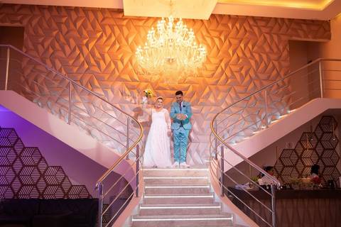 As melhores ideias e inspirações criativas de fotos de casamento registradas por fotógrafos profissionais de eventos da empresa Criativus Foto e Vídeo no Espaço Buffet Montello: Fotos da entrada dos noivos na festa'