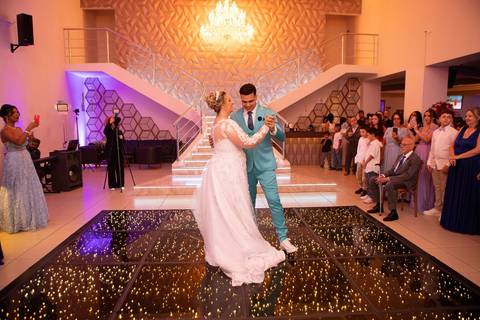 As melhores ideias e inspirações criativas de fotos de casamento registradas por fotógrafos profissionais de eventos da empresa Criativus Foto e Vídeo no Espaço Buffet Montello: Fotos da entrada dos noivos na festa'