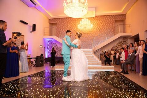 As melhores ideias e inspirações criativas de fotos de casamento registradas por fotógrafos profissionais de eventos da empresa Criativus Foto e Vídeo no Espaço Buffet Montello: Fotos da entrada dos noivos na festa'