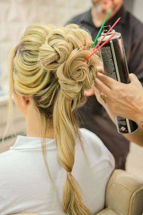 As melhores ideias e inspirações criativas de fotos de casamento registradas por fotógrafos profissionais de eventos da empresa Criativus Foto e Vídeo no salão: Fotos do Making of da noiva'