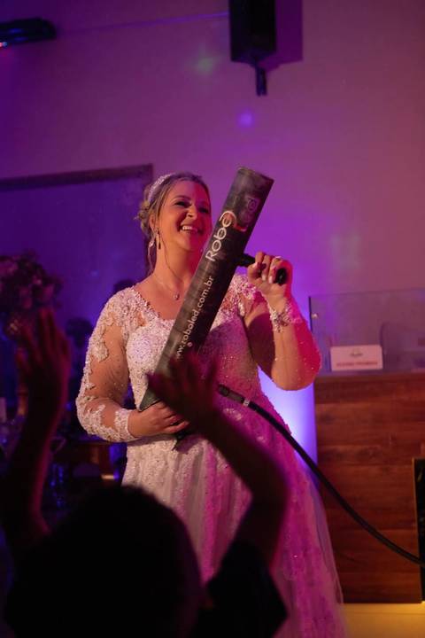 As melhores ideias e inspirações criativas de fotos de casamento registradas por fotógrafos profissionais de eventos da empresa Criativus Foto e Vídeo no Espaço Buffet Montello: Fotos da entrada dos noivos na festa'