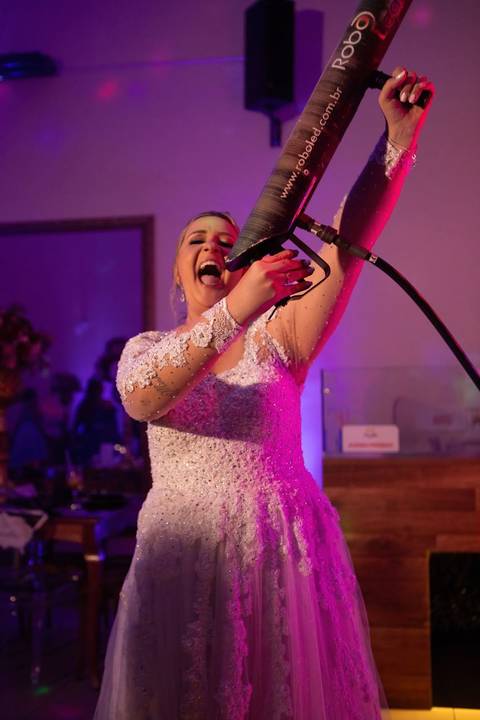 As melhores ideias e inspirações criativas de fotos de casamento registradas por fotógrafos profissionais de eventos da empresa Criativus Foto e Vídeo no Espaço Buffet Montello: Fotos da entrada dos noivos na festa'