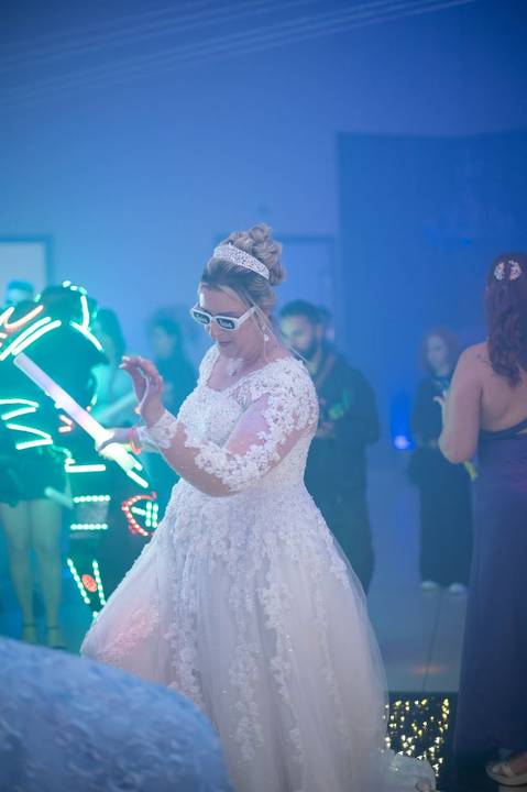 As melhores ideias e inspirações criativas de fotos de casamento registradas por fotógrafos profissionais de eventos da empresa Criativus Foto e Vídeo no Espaço Buffet Montello: Fotos da entrada dos noivos na festa'