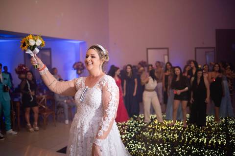 As melhores ideias e inspirações criativas de fotos de casamento registradas por fotógrafos profissionais de eventos da empresa Criativus Foto e Vídeo no Espaço Buffet Montello: Fotos da entrada dos noivos na festa'