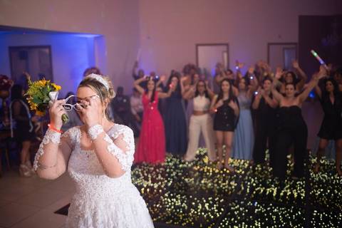 As melhores ideias e inspirações criativas de fotos de casamento registradas por fotógrafos profissionais de eventos da empresa Criativus Foto e Vídeo no Espaço Buffet Montello: Fotos da entrada dos noivos na festa'
