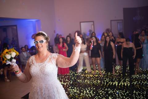 As melhores ideias e inspirações criativas de fotos de casamento registradas por fotógrafos profissionais de eventos da empresa Criativus Foto e Vídeo no Espaço Buffet Montello: Fotos da entrada dos noivos na festa'